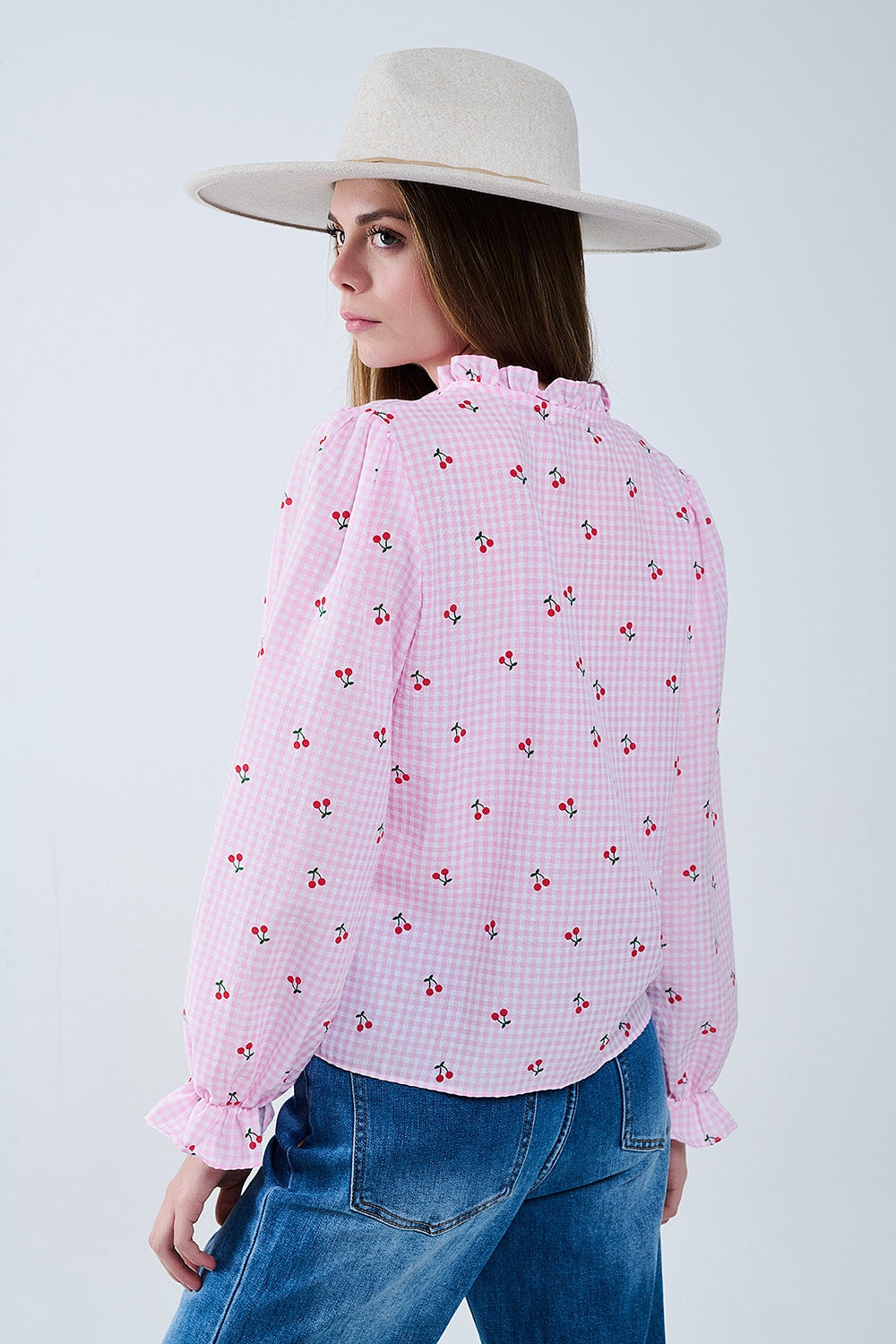 Blusa cor-de-rosa com pormenores de cerejas e laço atado