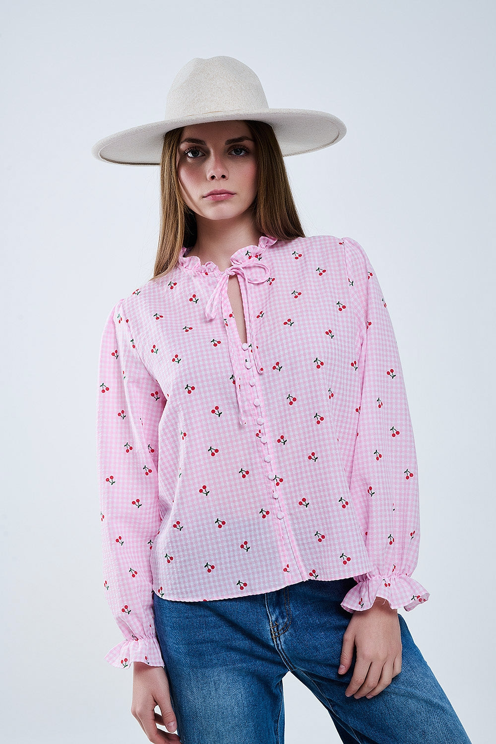 Blusa cor-de-rosa com pormenores de cerejas e laço atado