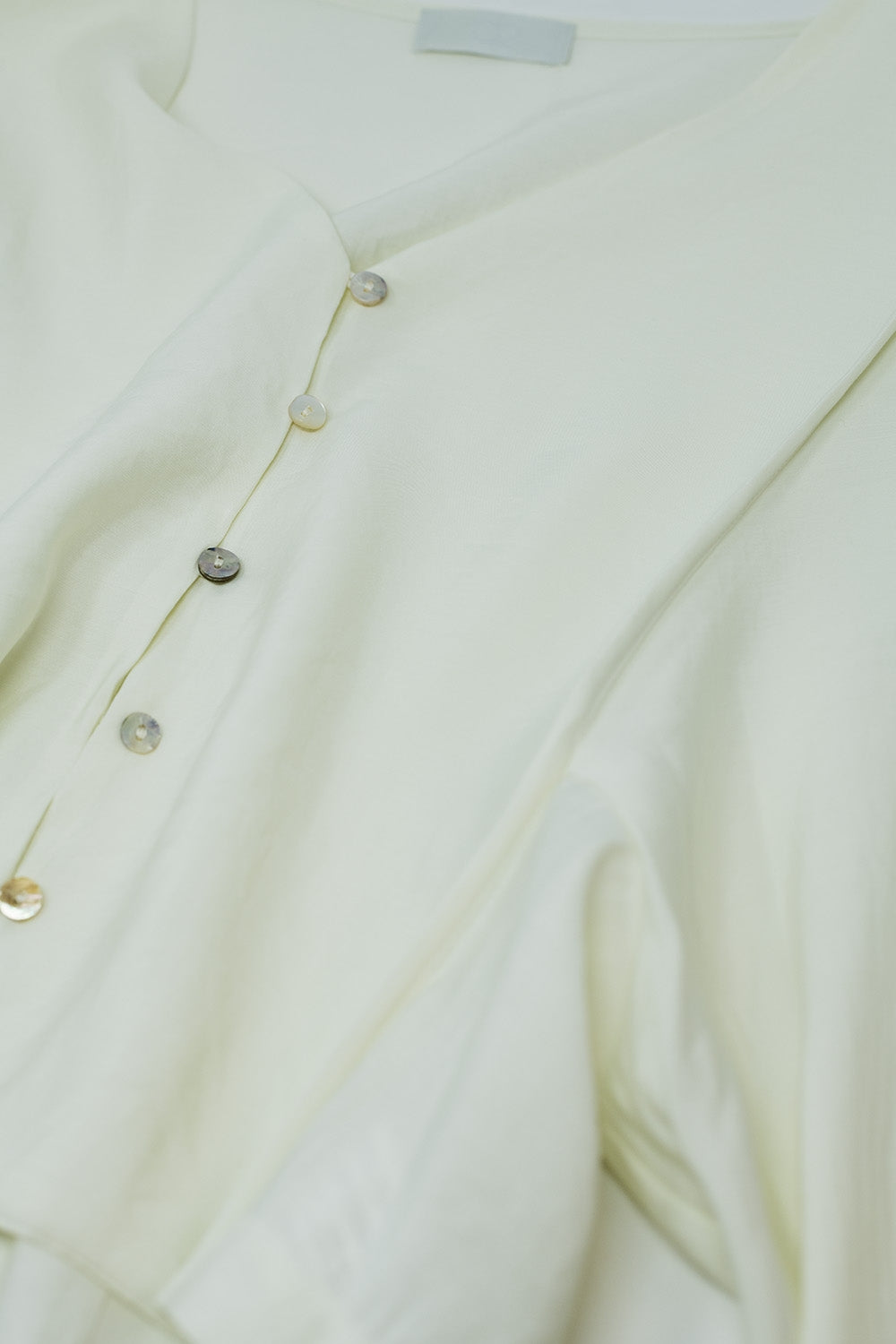 Blusa cream com mangas em balão e fecho frontal com botões