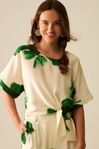 Blusa Cropped Com Estampa Floral em Verde Amarrada na Cintura