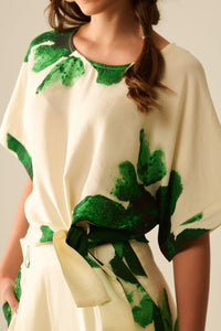 Blusa Cropped Com Estampa Floral em Verde Amarrada na Cintura