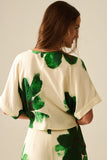 Blusa Cropped Com Estampa Floral em Verde Amarrada na Cintura