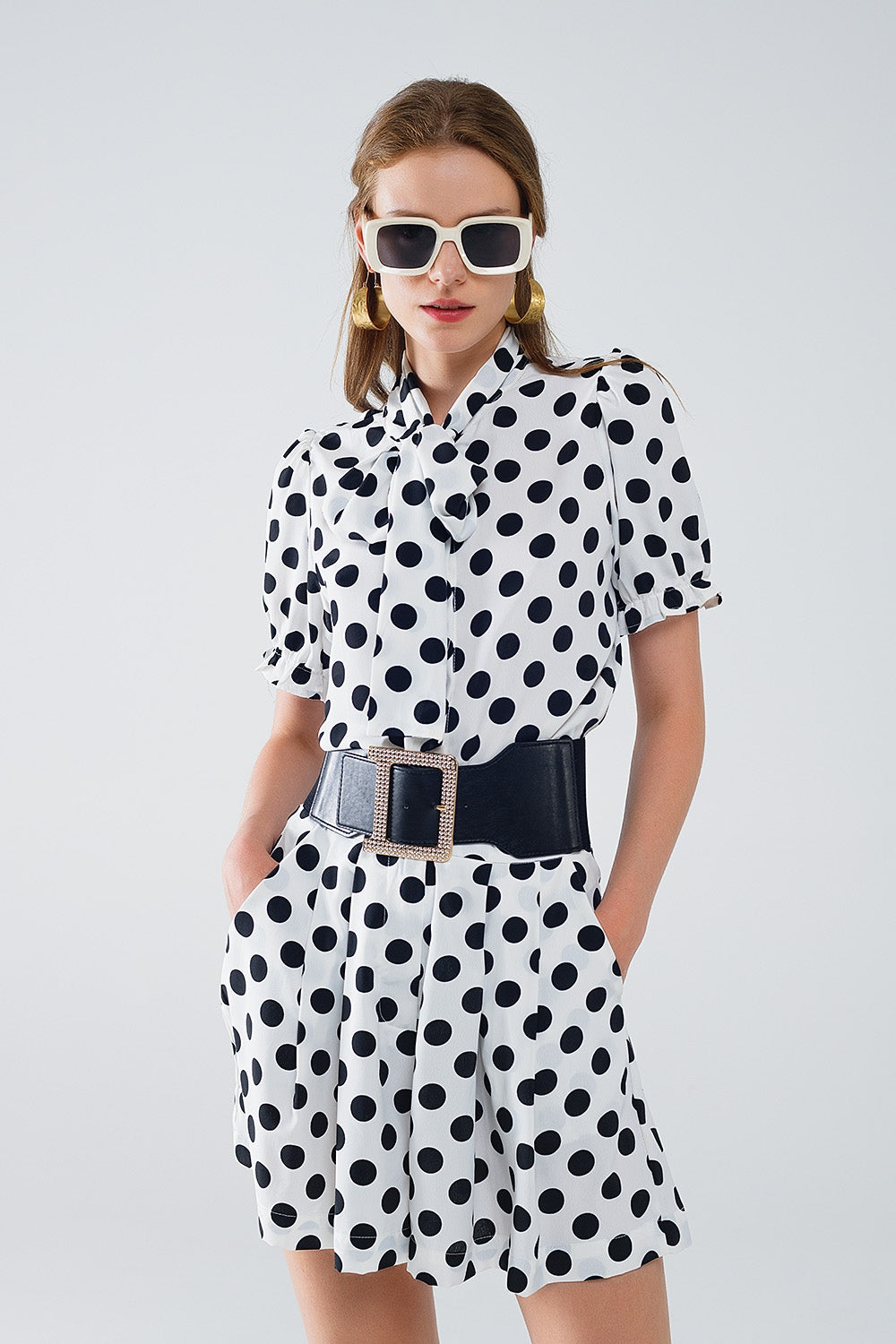 Q2 Blusa de bolinhas com pormenor de laço de lenço
