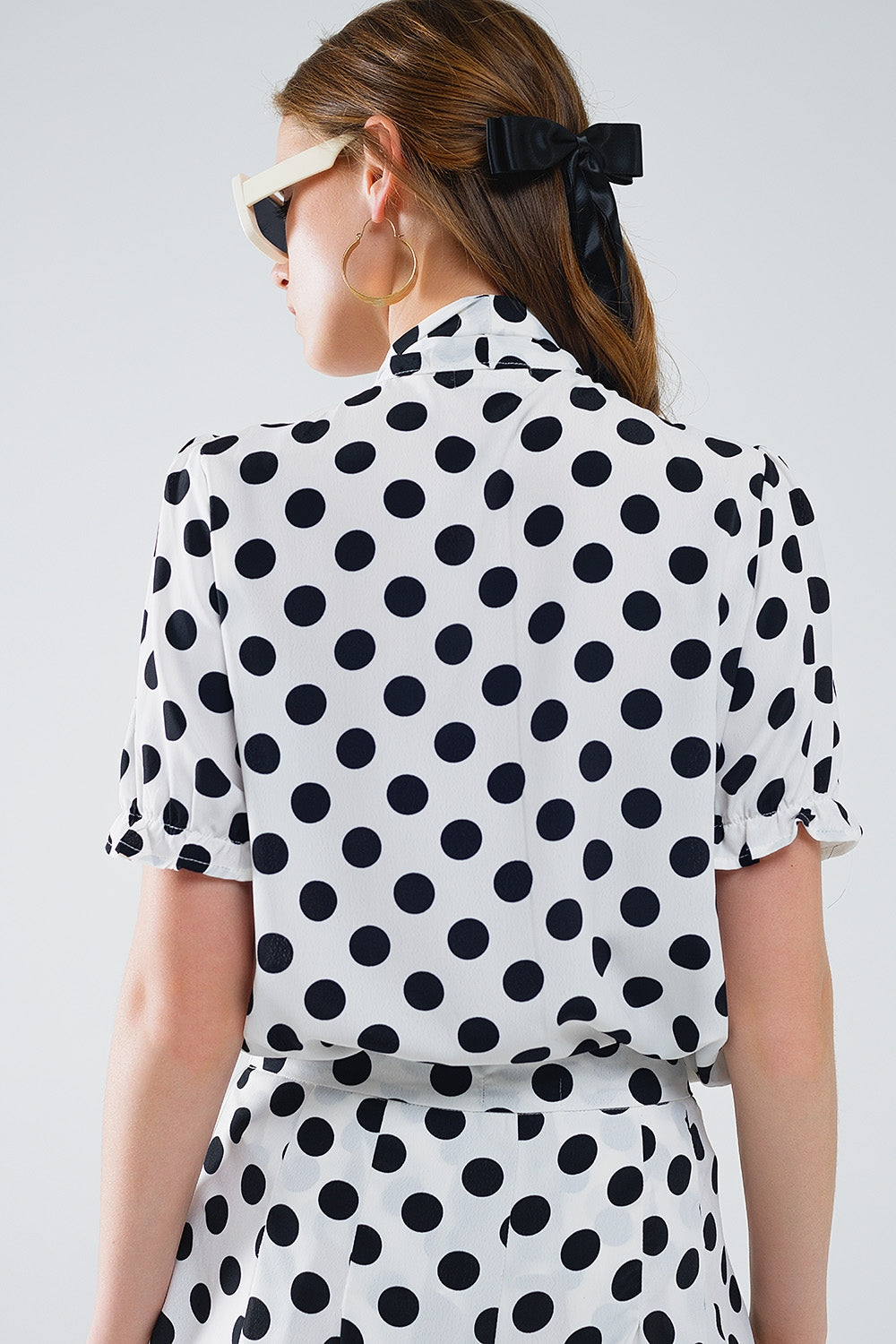 Blusa de bolinhas com pormenor de laço de lenço