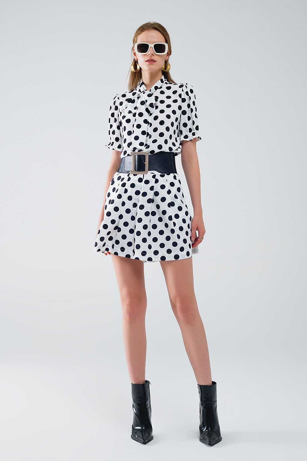 Blusa de bolinhas com pormenor de laço de lenço