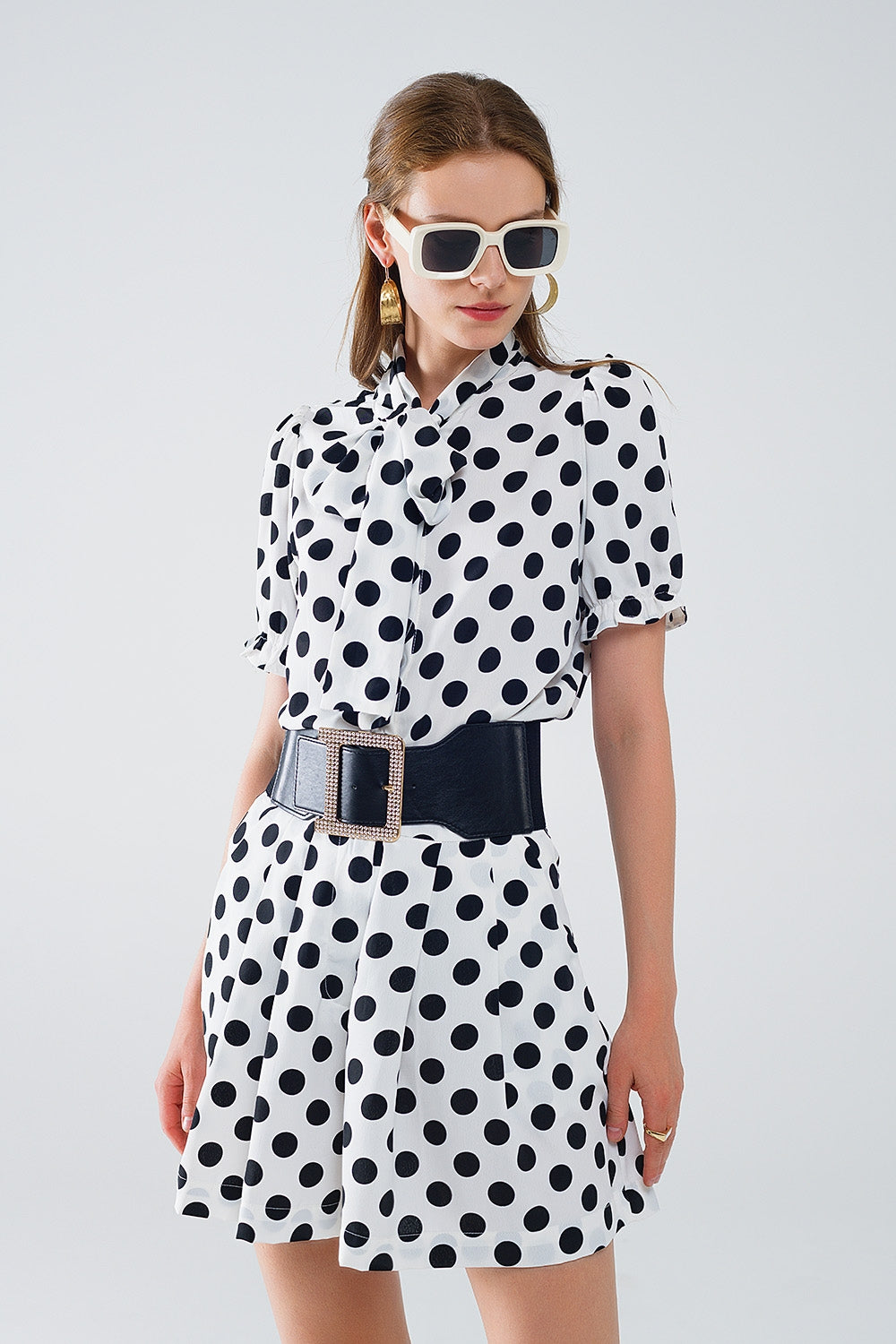Blusa de bolinhas com pormenor de laço de lenço