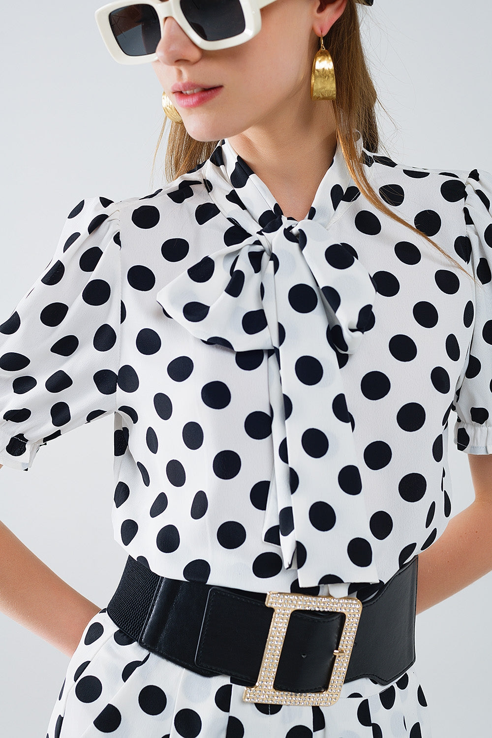 Blusa de bolinhas com pormenor de laço de lenço