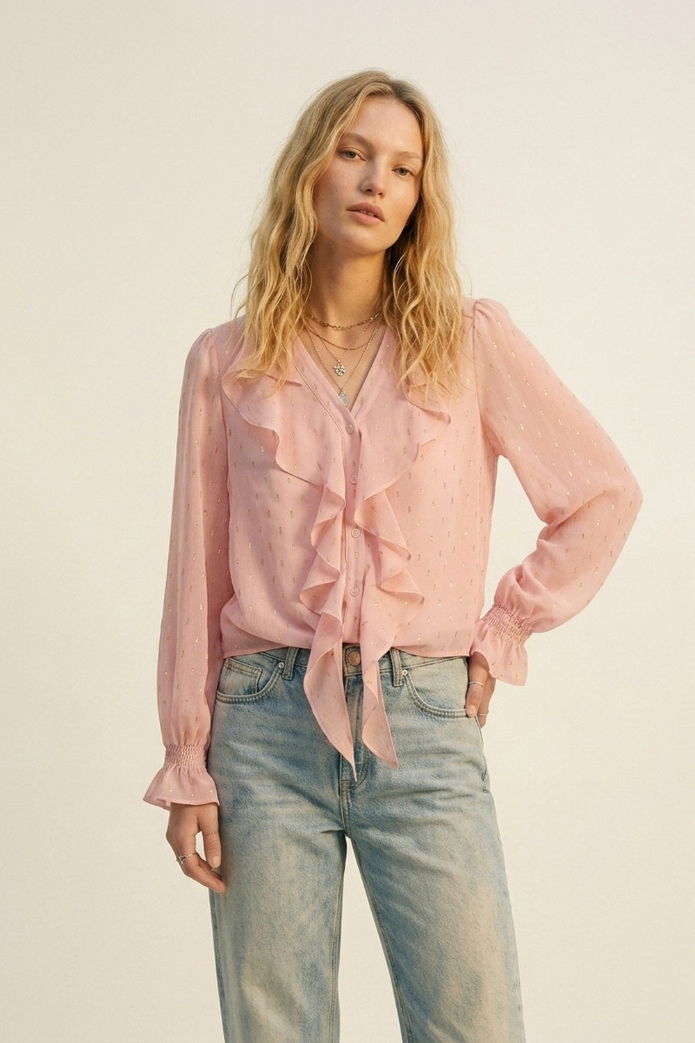 Q2 Blusa de Botão com Babado de Chiffon com Estampa de Bolinhas Douradas em Rosa Claro