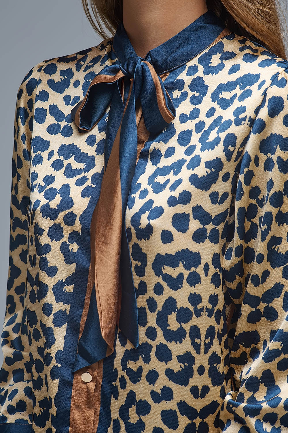 Blusa de cetim com estampado de leopardo e pormenor de laço