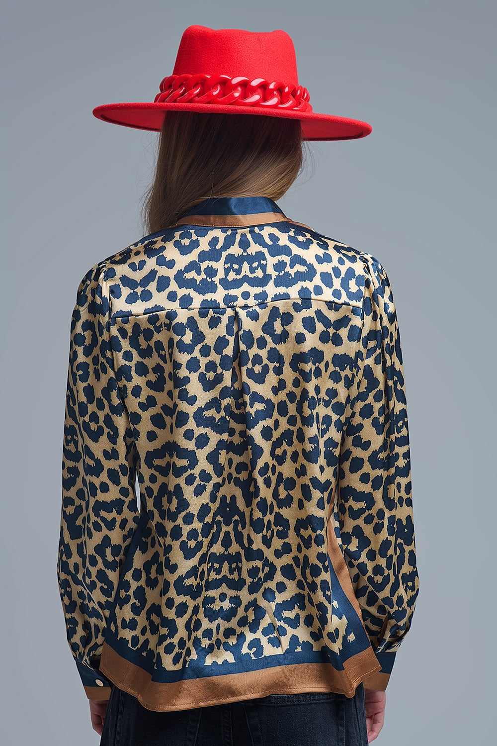 Blusa de cetim com estampado de leopardo e pormenor de laço