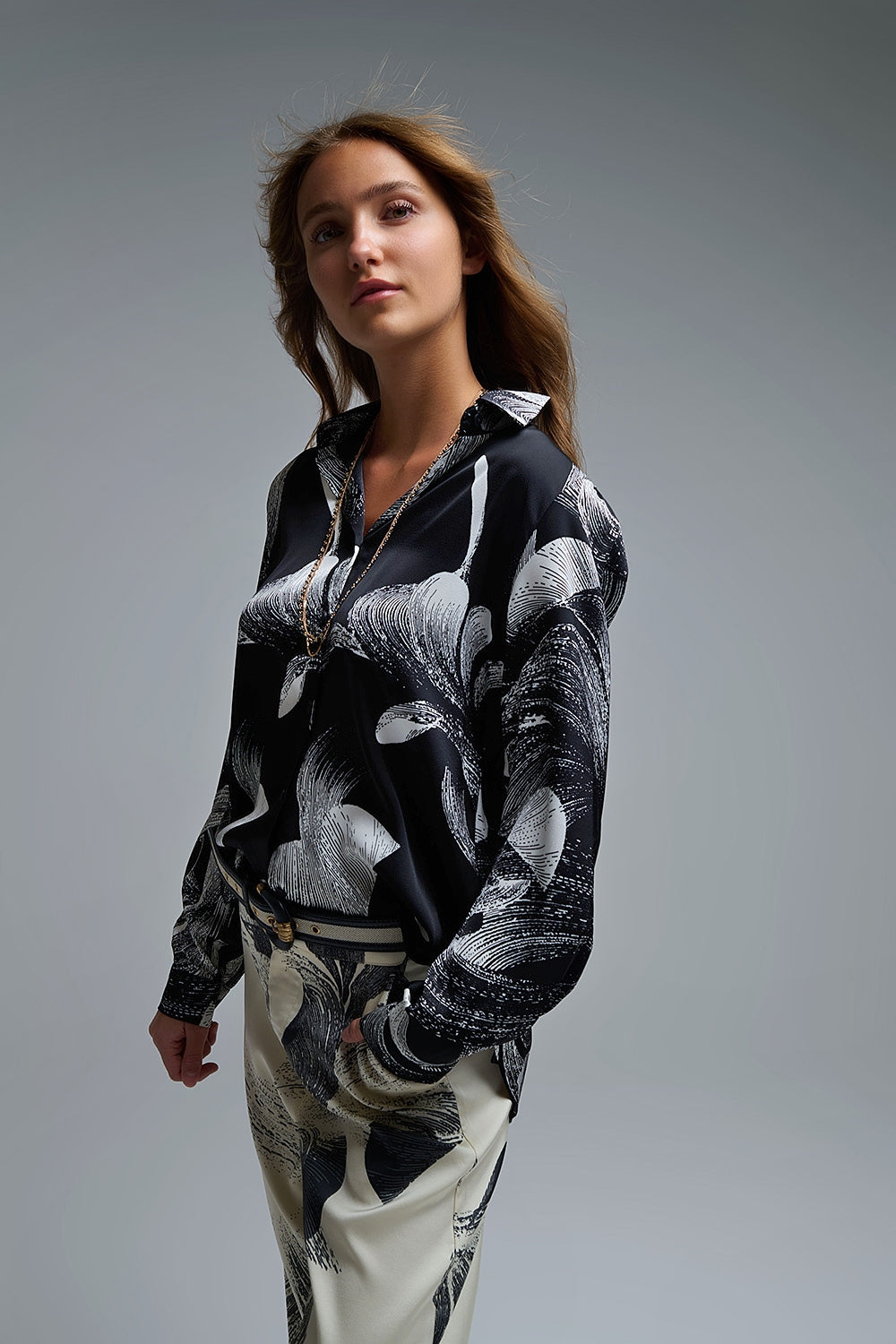 Q2 Blusa de cetim preta com estampado abstrato