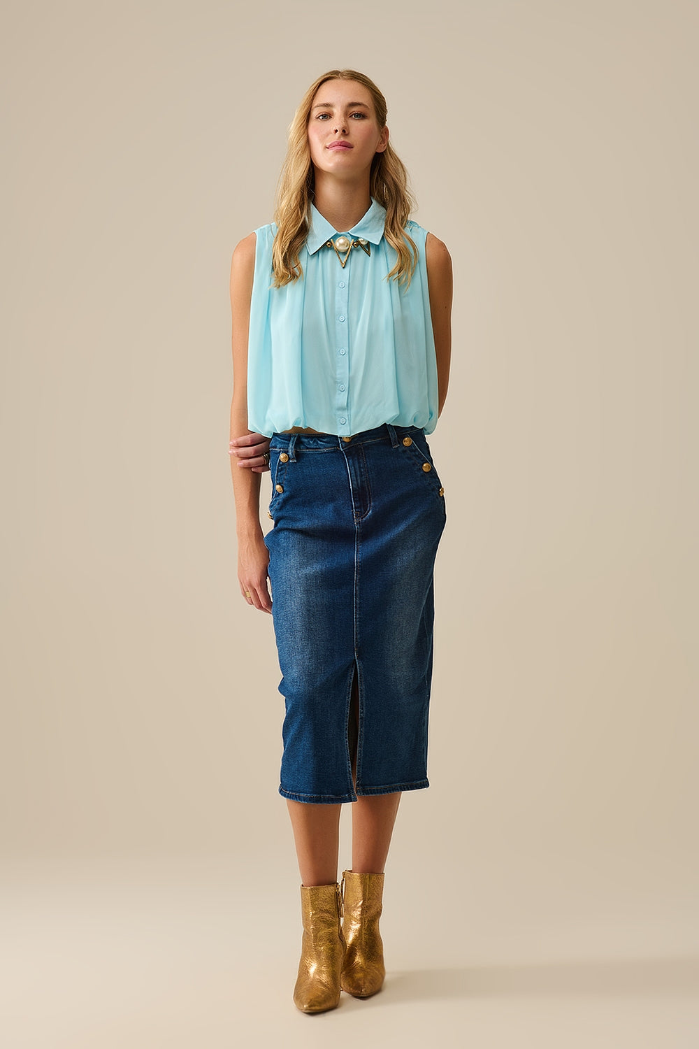 blusa de chiffon azul bebé com pregas na bainha