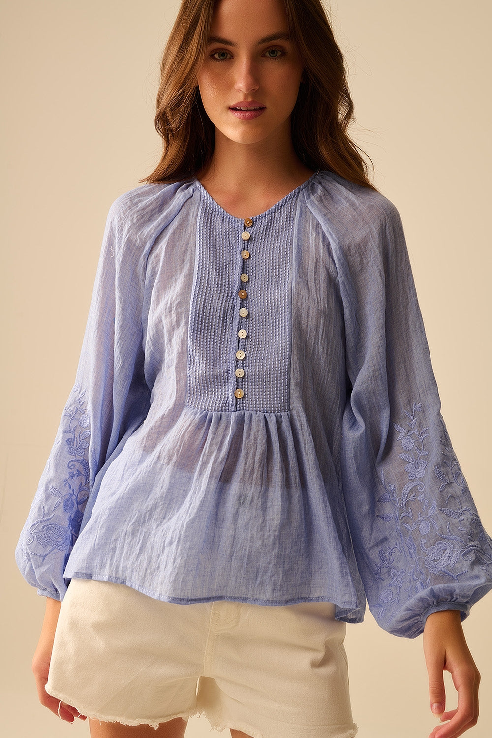 Q2 Blusa de chiffon azul com bordados nas mangas