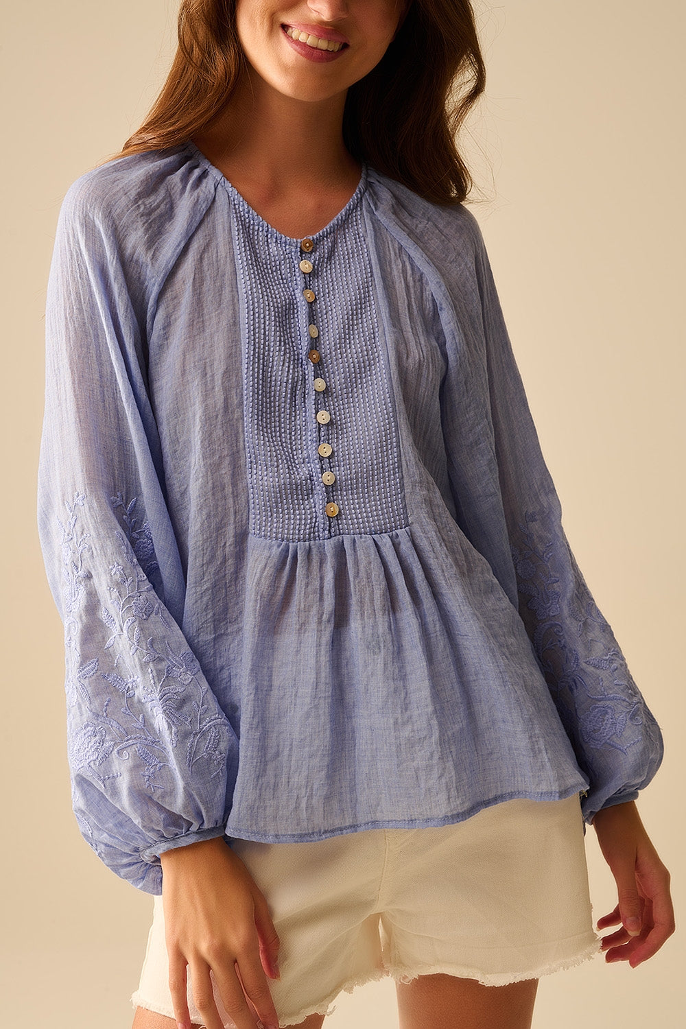 Blusa de chiffon azul com bordados nas mangas