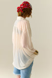 Blusa de chiffon bege suave com detalhe de brilho