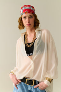Blusa de chiffon bege suave com detalhe de brilho