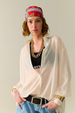Blusa de chiffon bege suave com detalhe de brilho