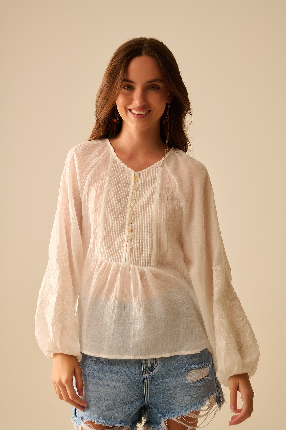 Q2 blusa de chiffon branca com bordados nas mangas