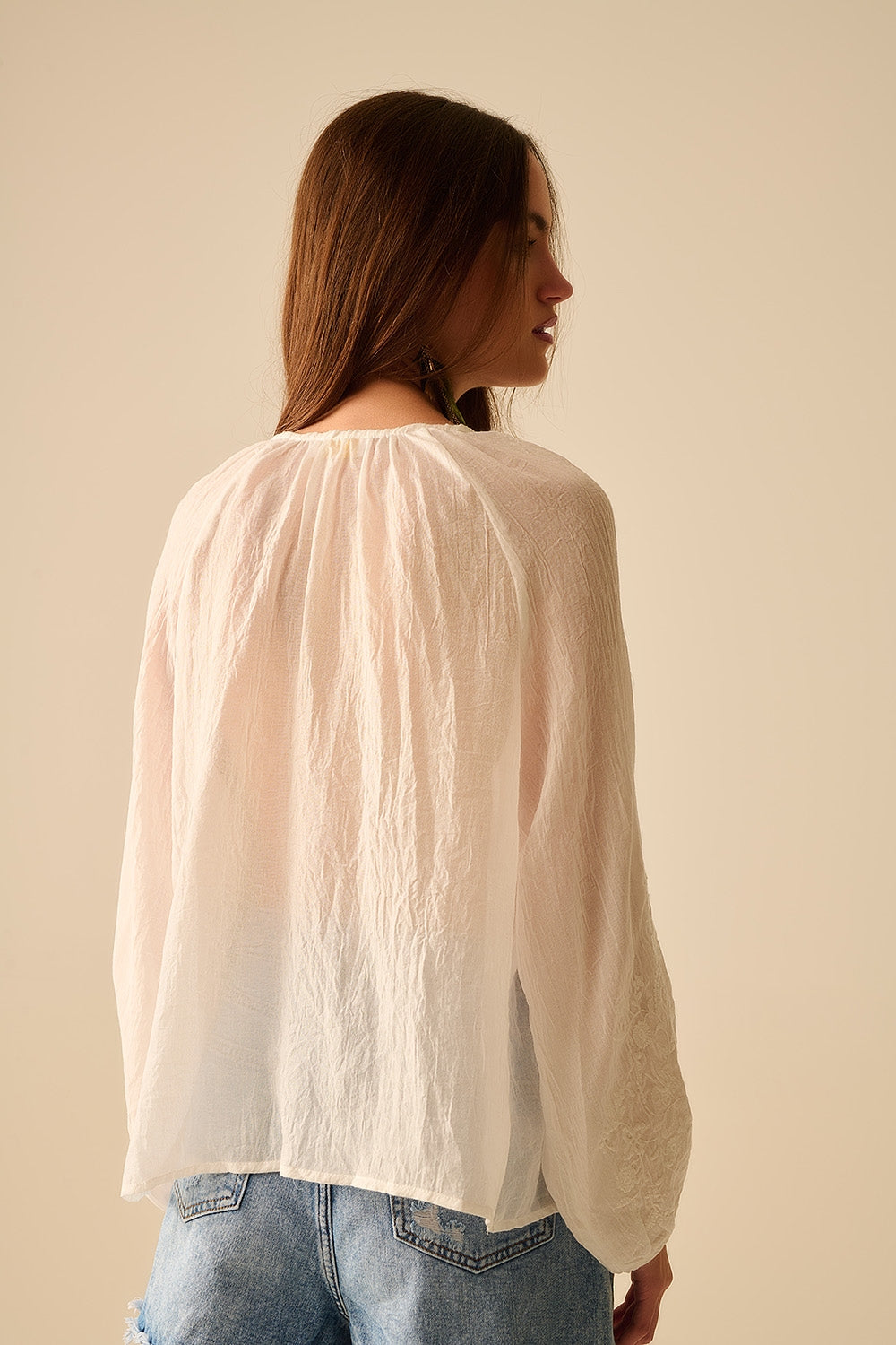 blusa de chiffon branca com bordados nas mangas