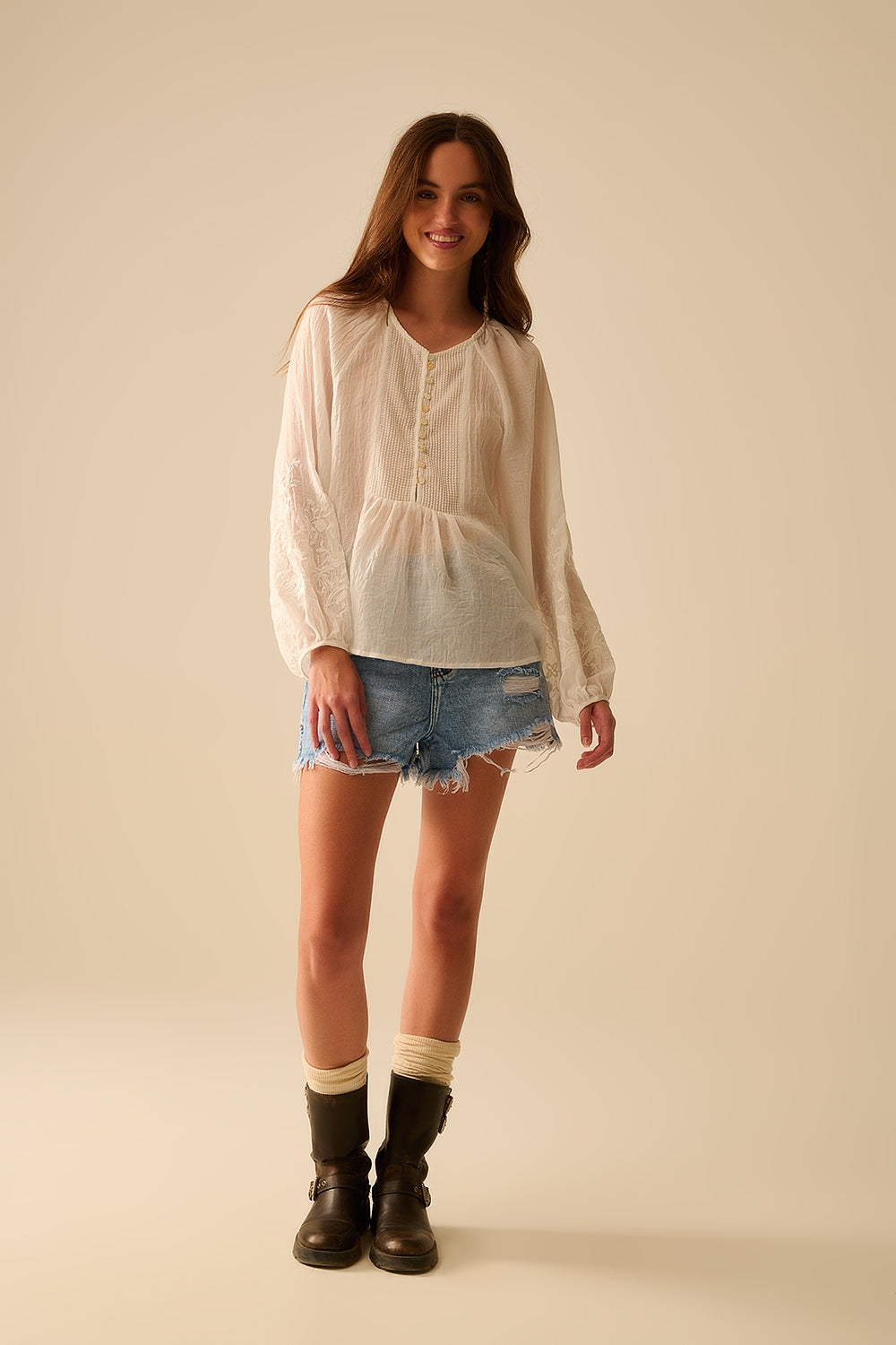 blusa de chiffon branca com bordados nas mangas