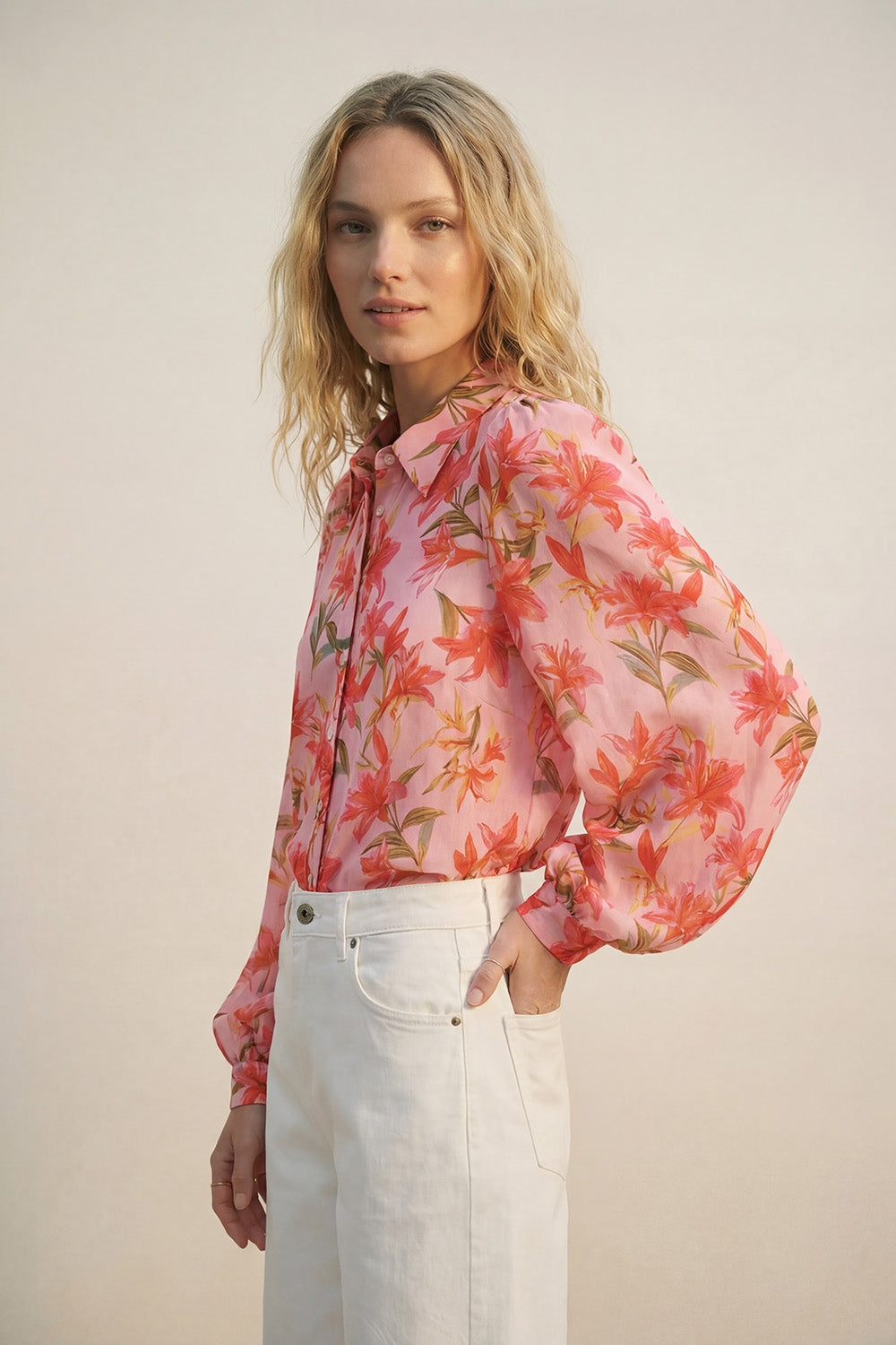 Q2 Blusa de Chiffon com Estampa Floral Rosa e Mangas Bufantes com Botões