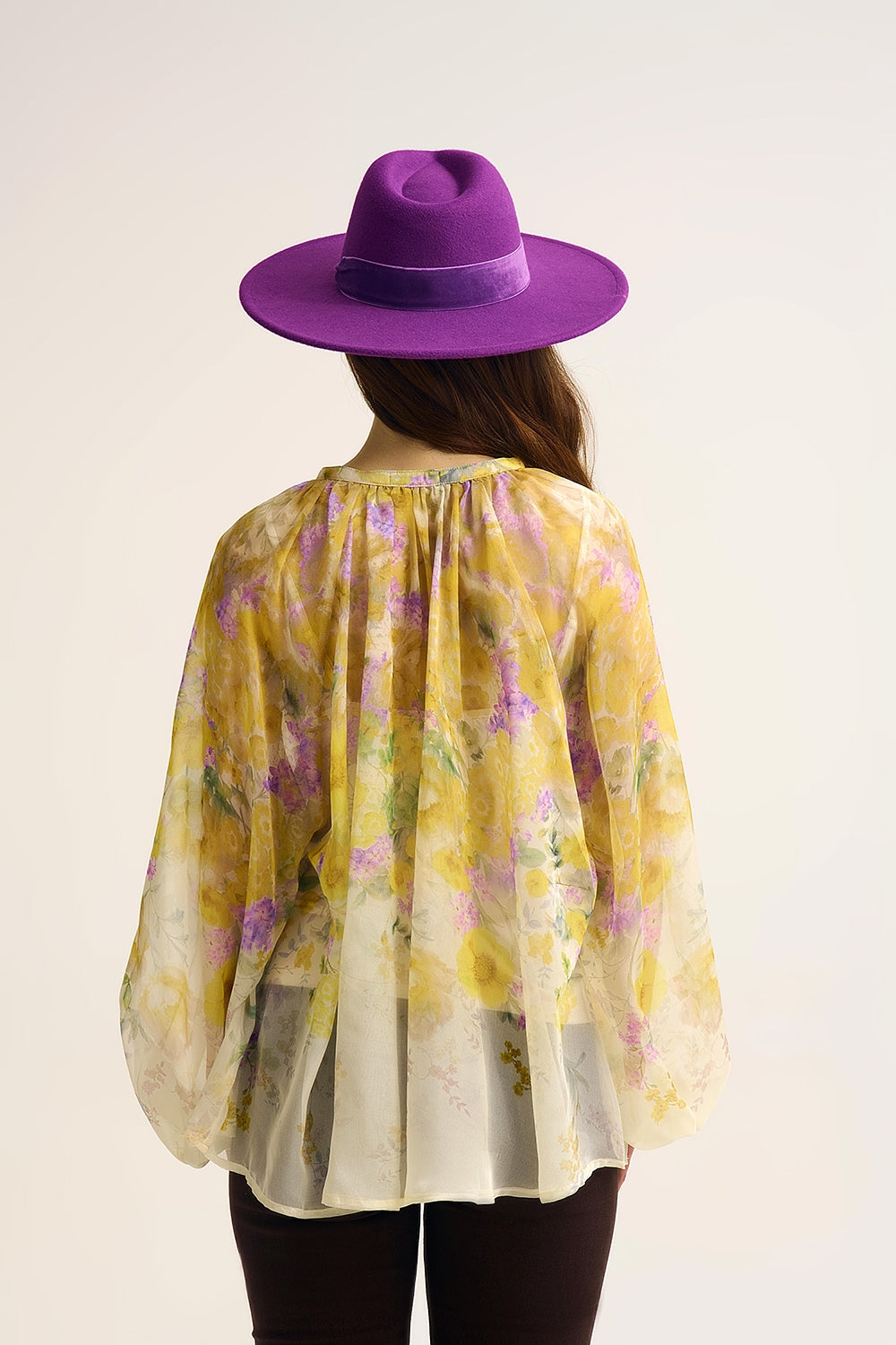 Blusa de chiffon floral com acabamento transparente e silhueta esvoaçante