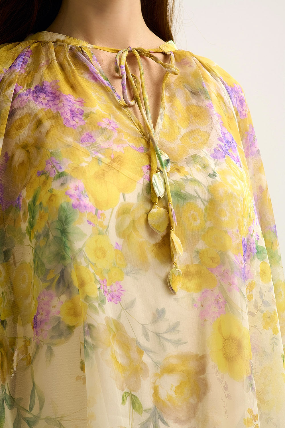 Blusa de chiffon floral com acabamento transparente e silhueta esvoaçante