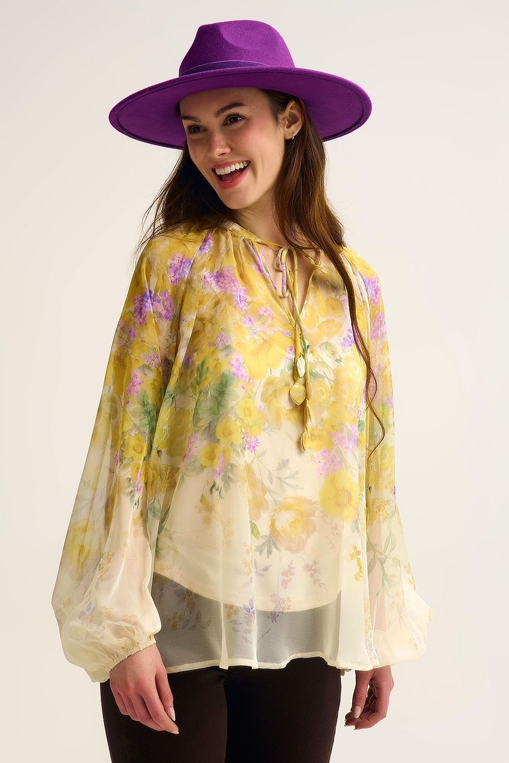 Blusa de chiffon floral com acabamento transparente e silhueta esvoaçante