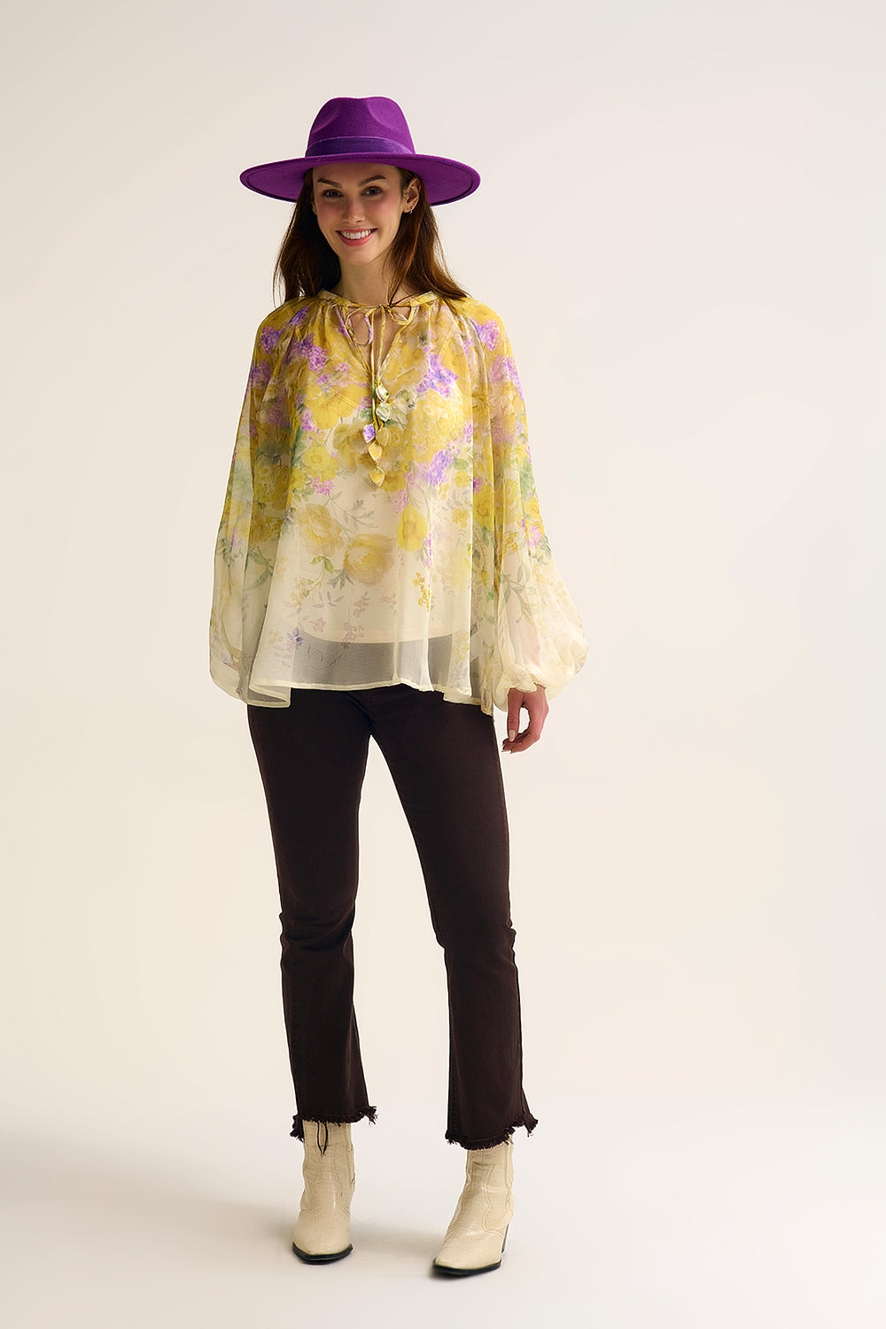 Blusa de chiffon floral com acabamento transparente e silhueta esvoaçante