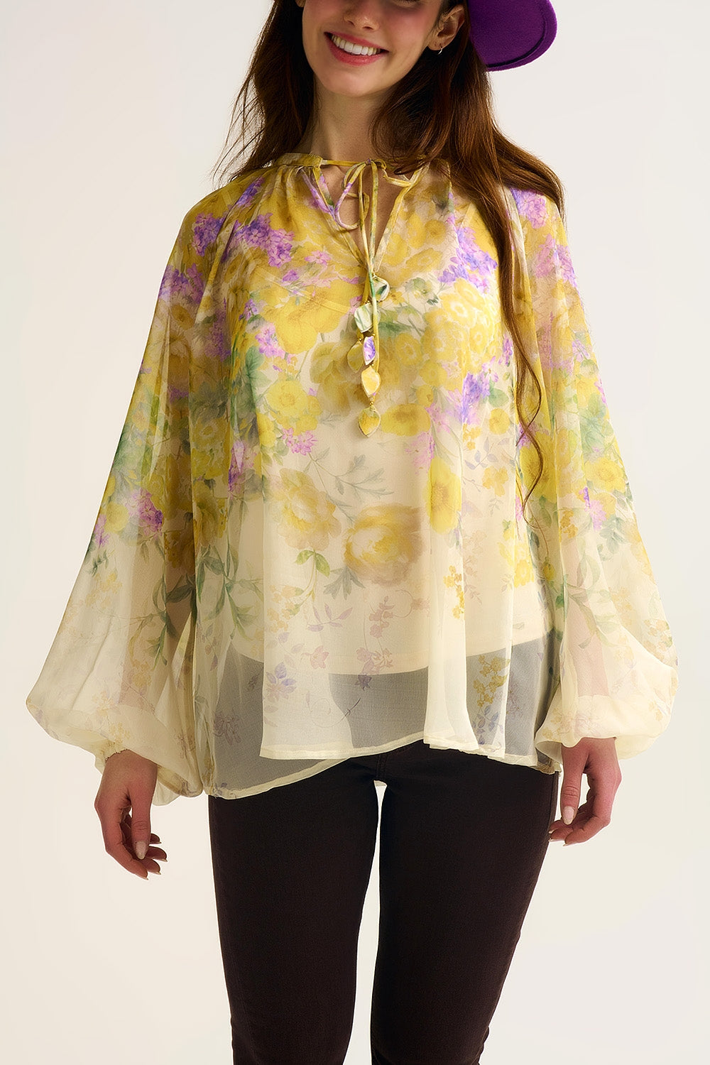 Blusa de chiffon floral com acabamento transparente e silhueta esvoaçante