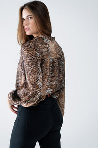 blusa de chiffon marrom com estampa de oncinha