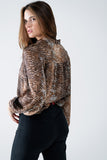blusa de chiffon marrom com estampa de oncinha