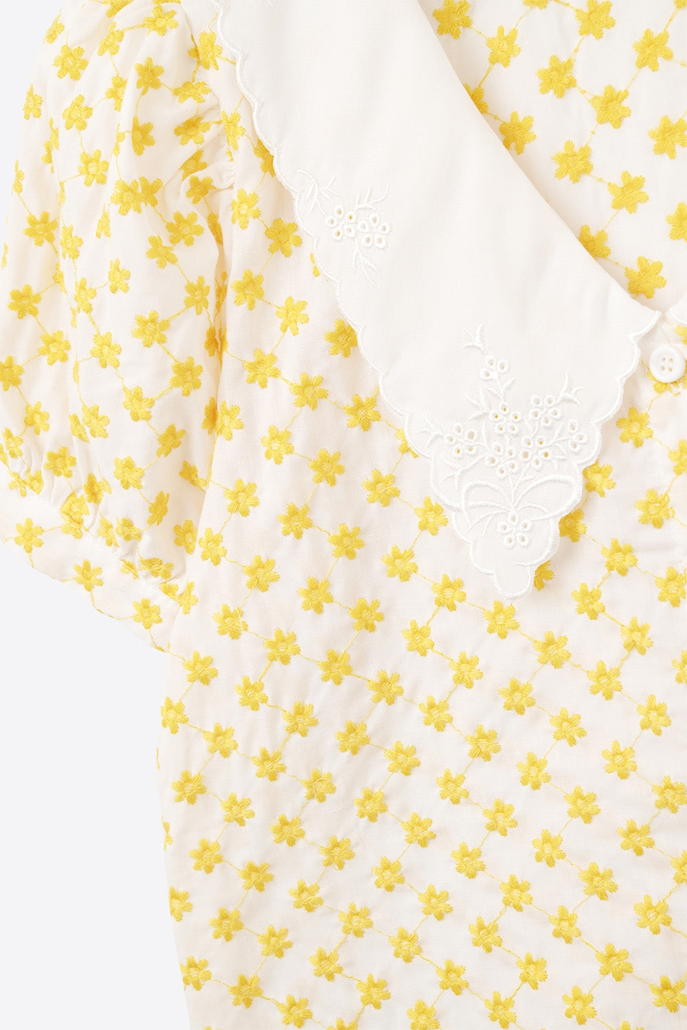 blusa de corte com gola de bebé e flores bordadas