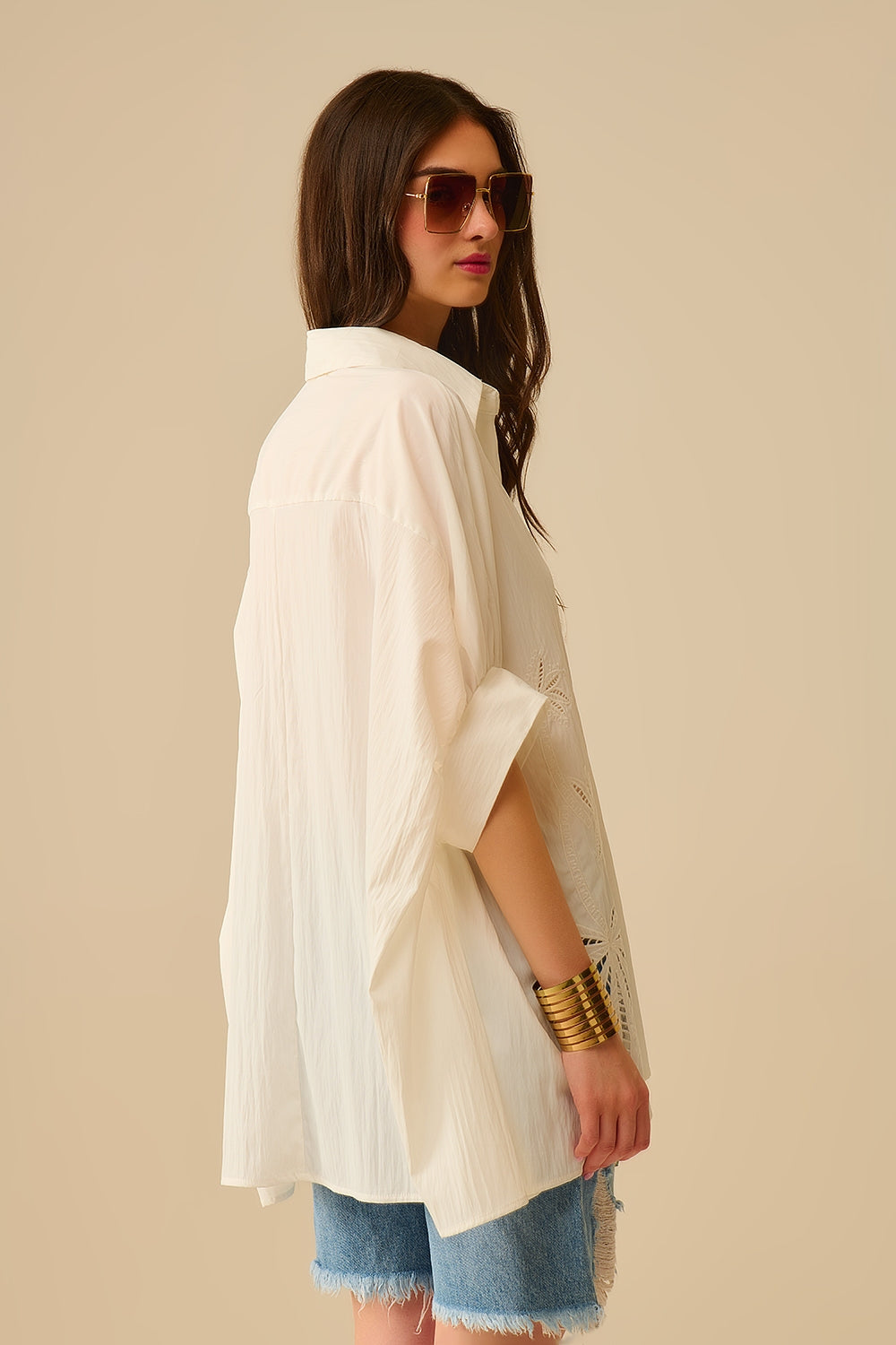 Blusa de grandes dimensões bordada com desenho de folhas de palmeira