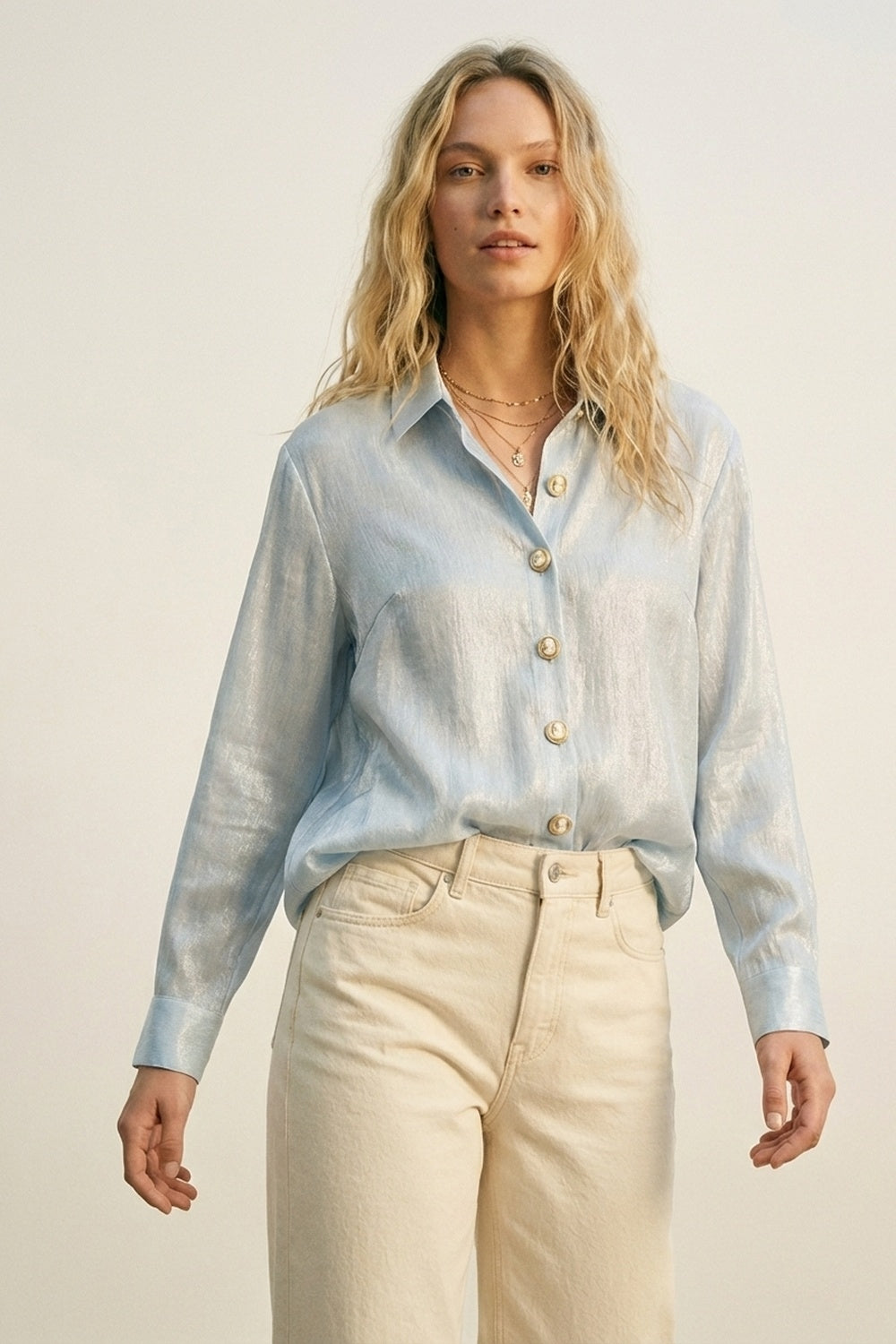 blusa de malha azul brilhante com botões retrô