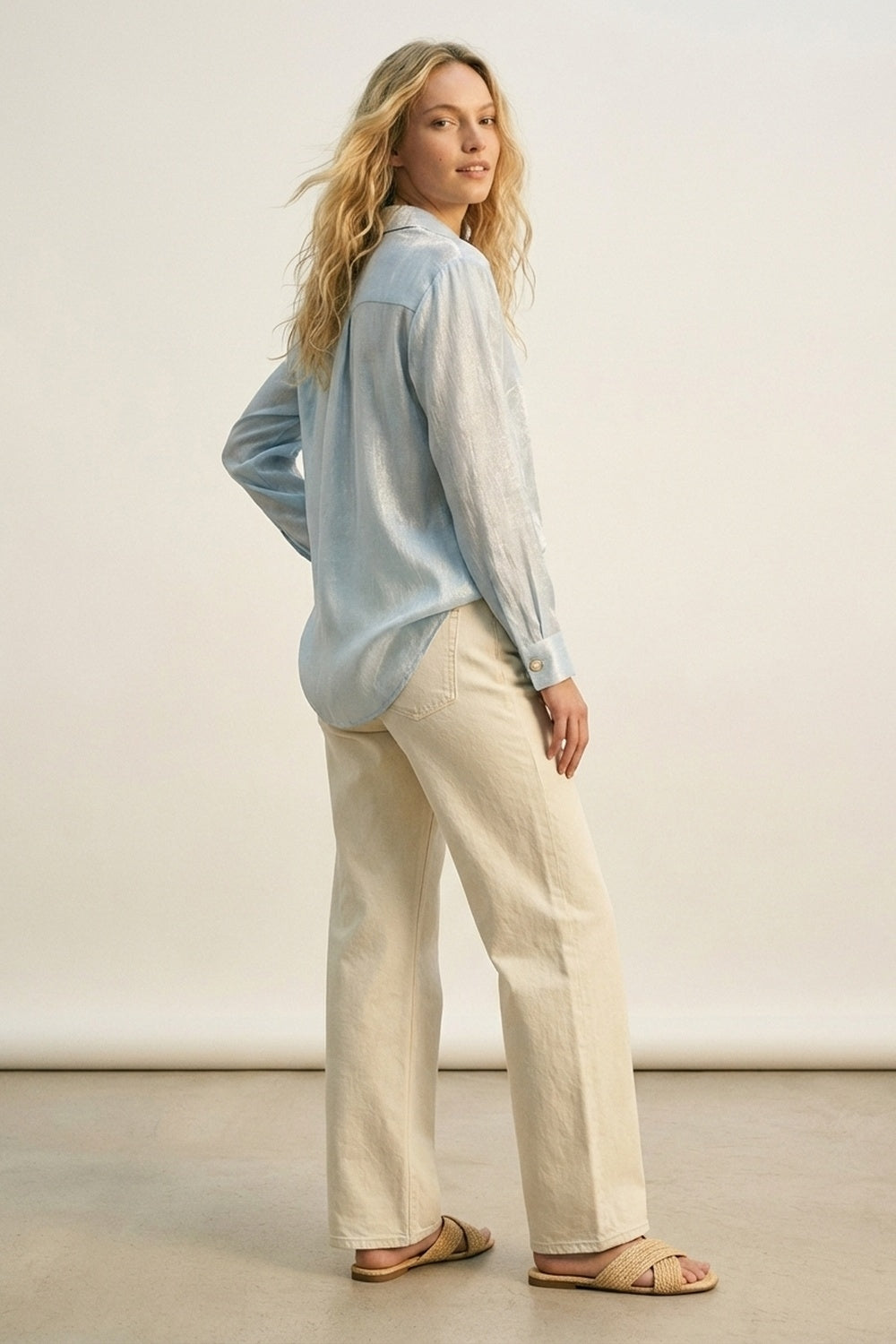 blusa de malha azul brilhante com botões retrô