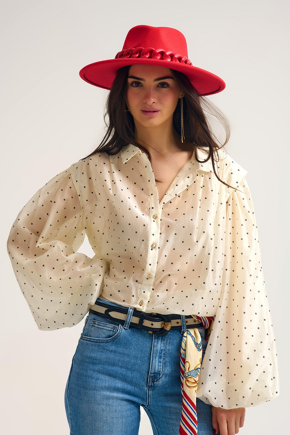 Q2 Blusa de seda às bolinhas em marfim com mangas em balão e botões dourados