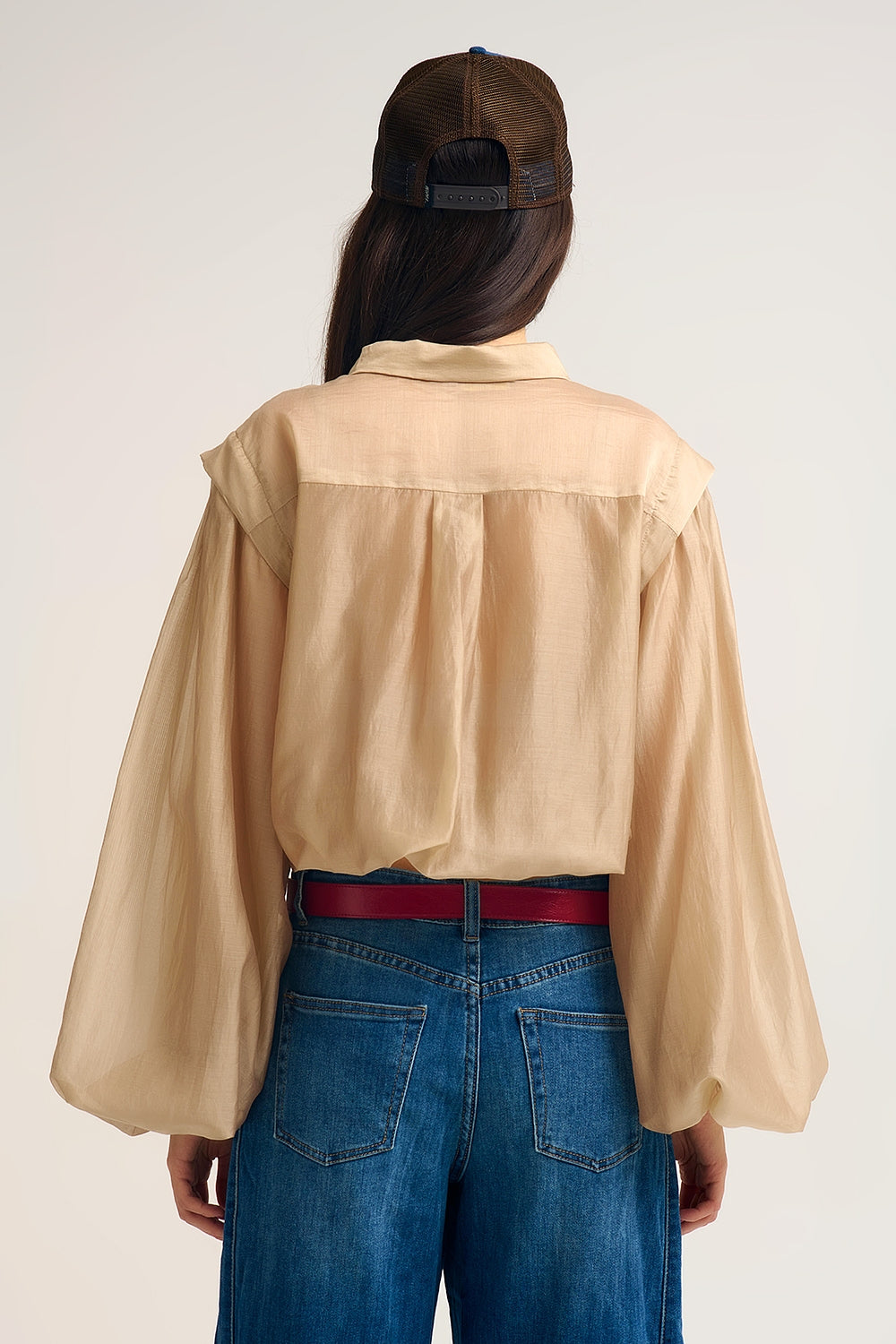 Blusa de seda tencel com mangas em balão e botões de nacar