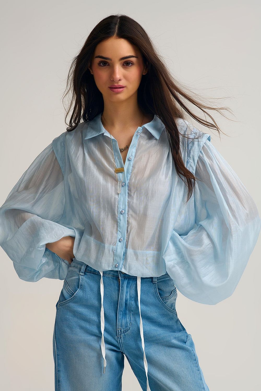 Q2 Blusa de seda Tencel em azul com mangas em balão e botões de nacar