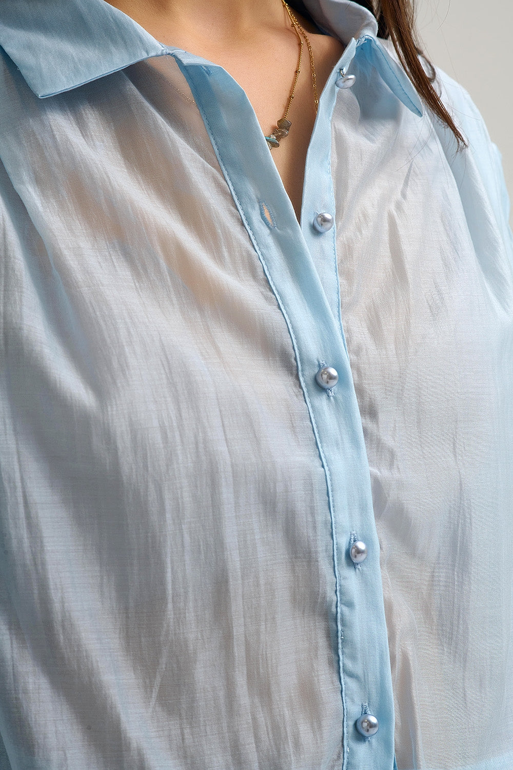 Blusa de seda Tencel em azul com mangas em balão e botões de nacar