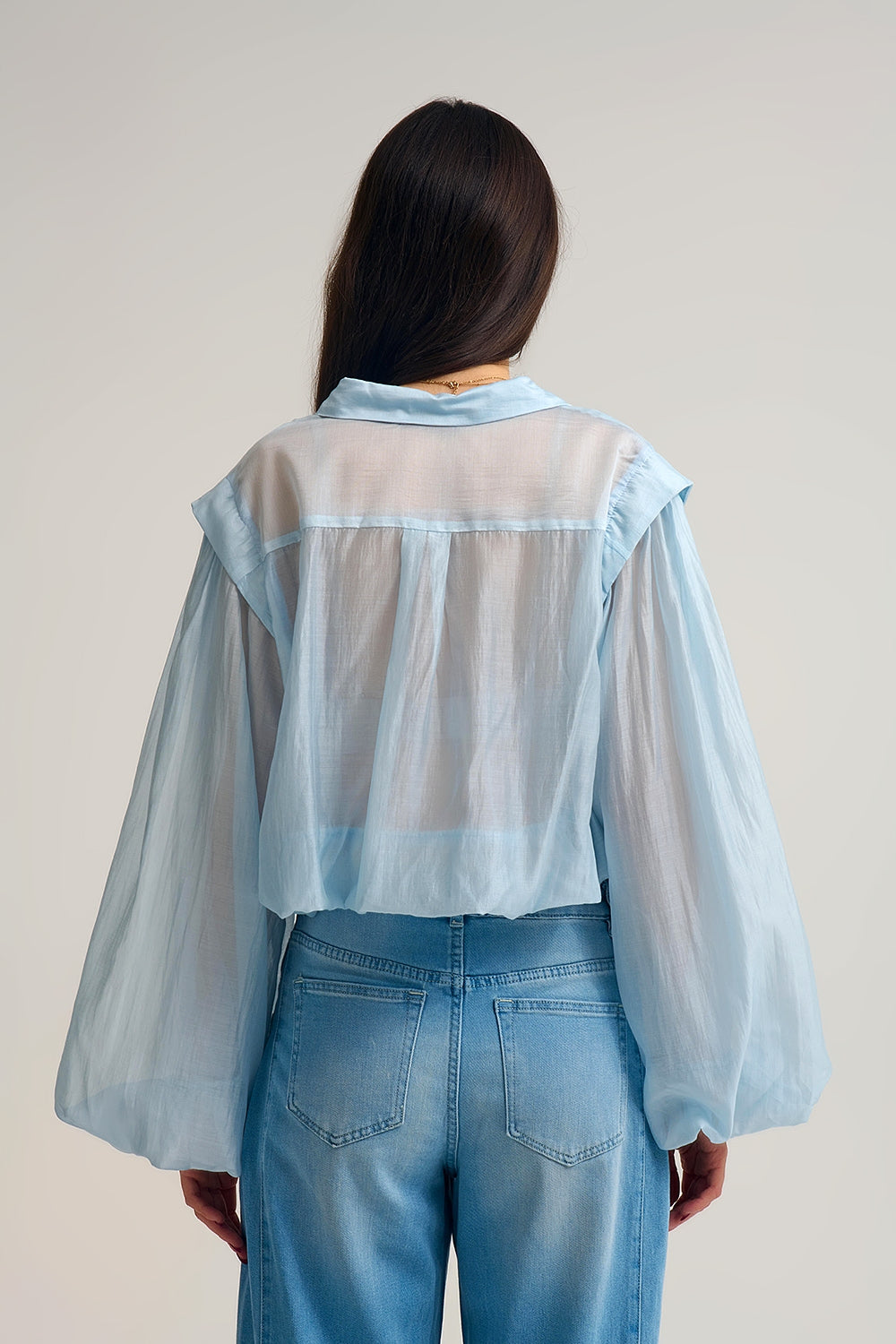 Blusa de seda Tencel em azul com mangas em balão e botões de nacar