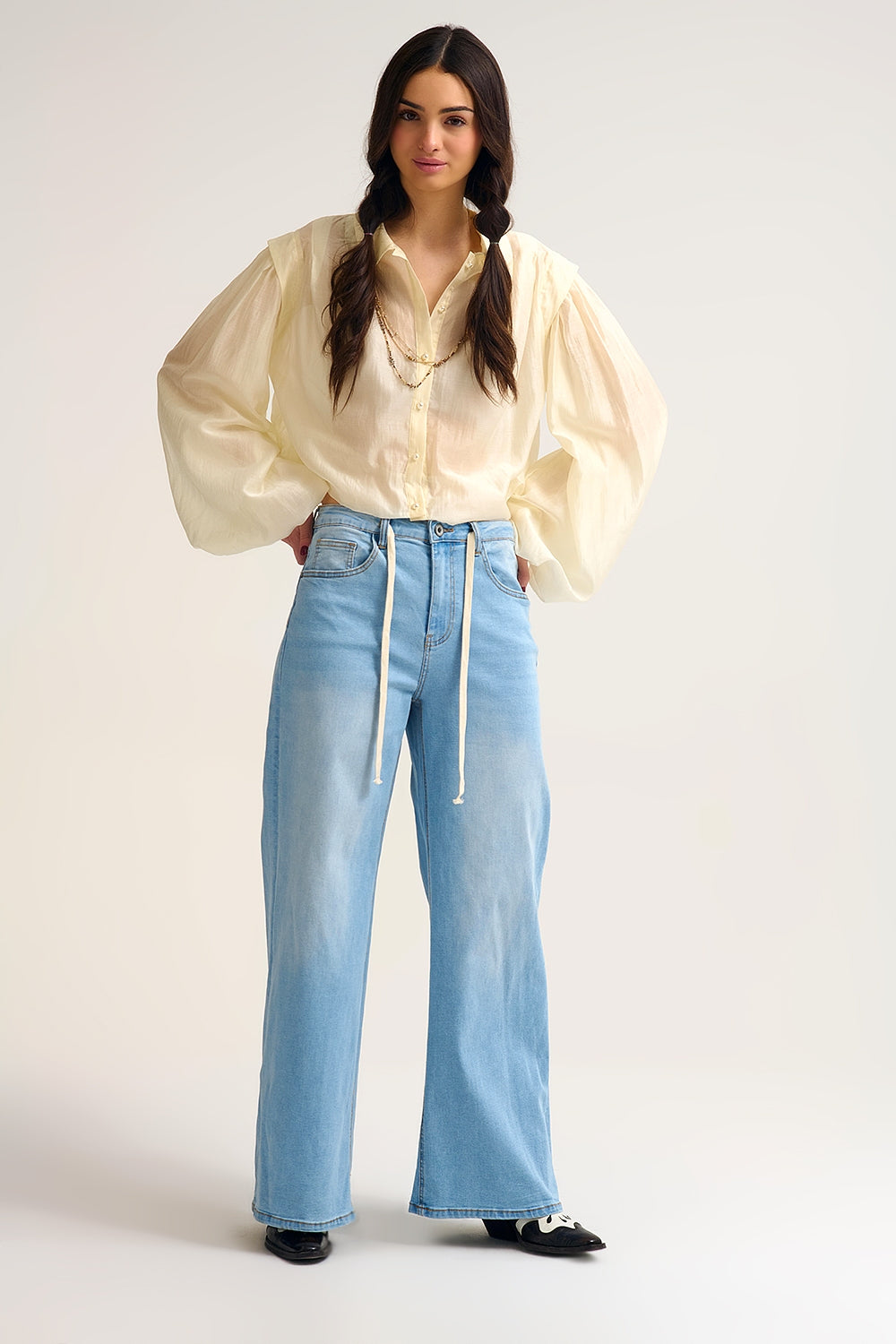 Blusa de seda tencel em creme com mangas em balão e botões de nacar