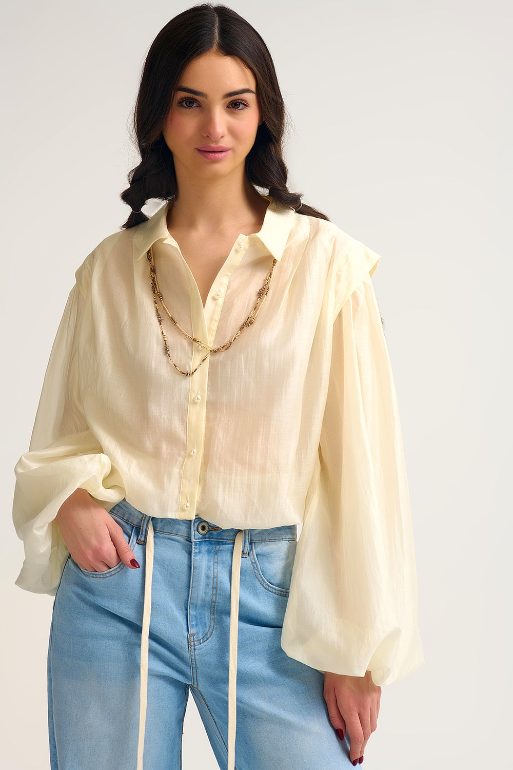 Blusa de seda tencel em creme com mangas em balão e botões de nacar