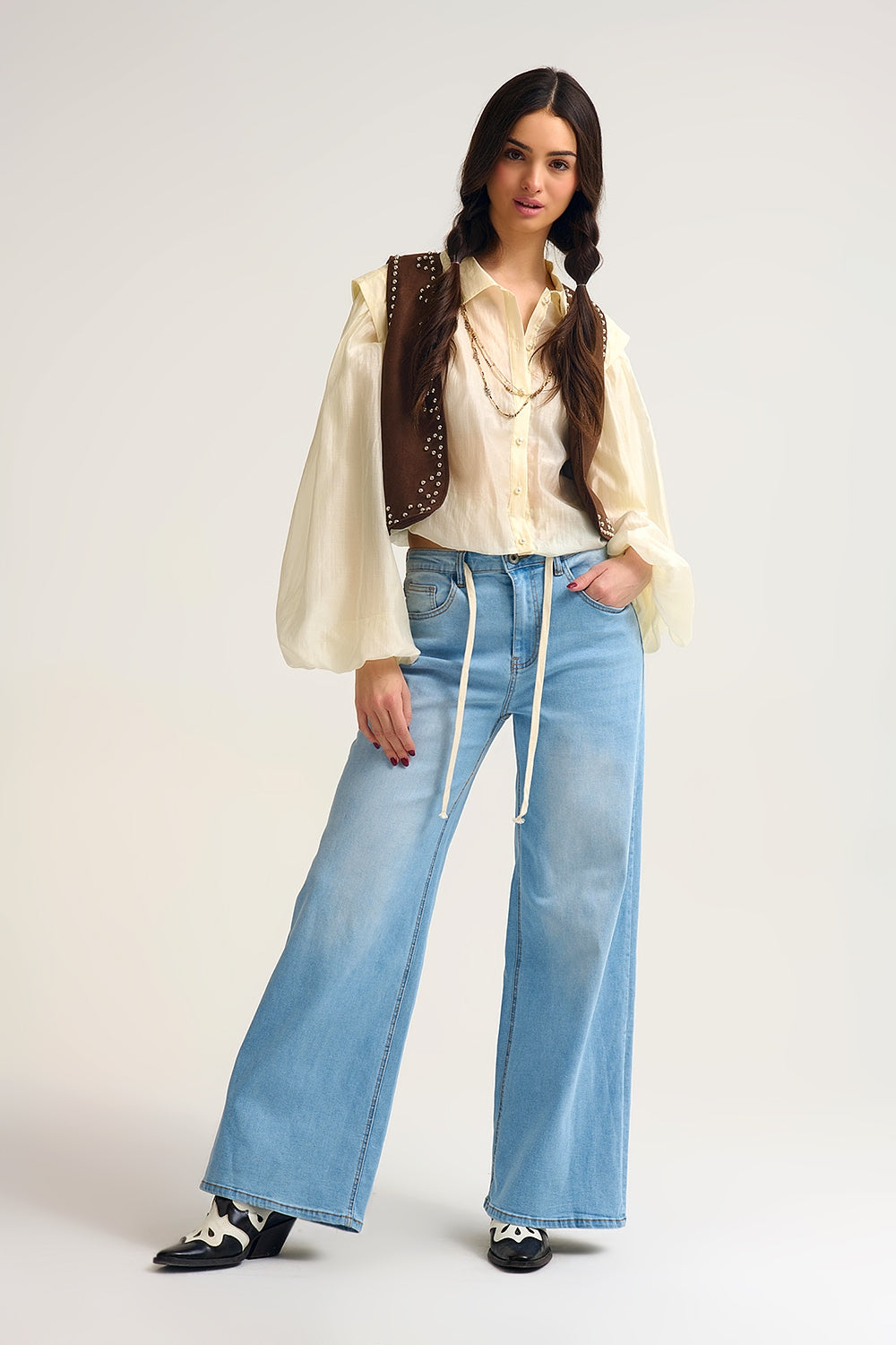 Blusa de seda tencel em creme com mangas em balão e botões de nacar