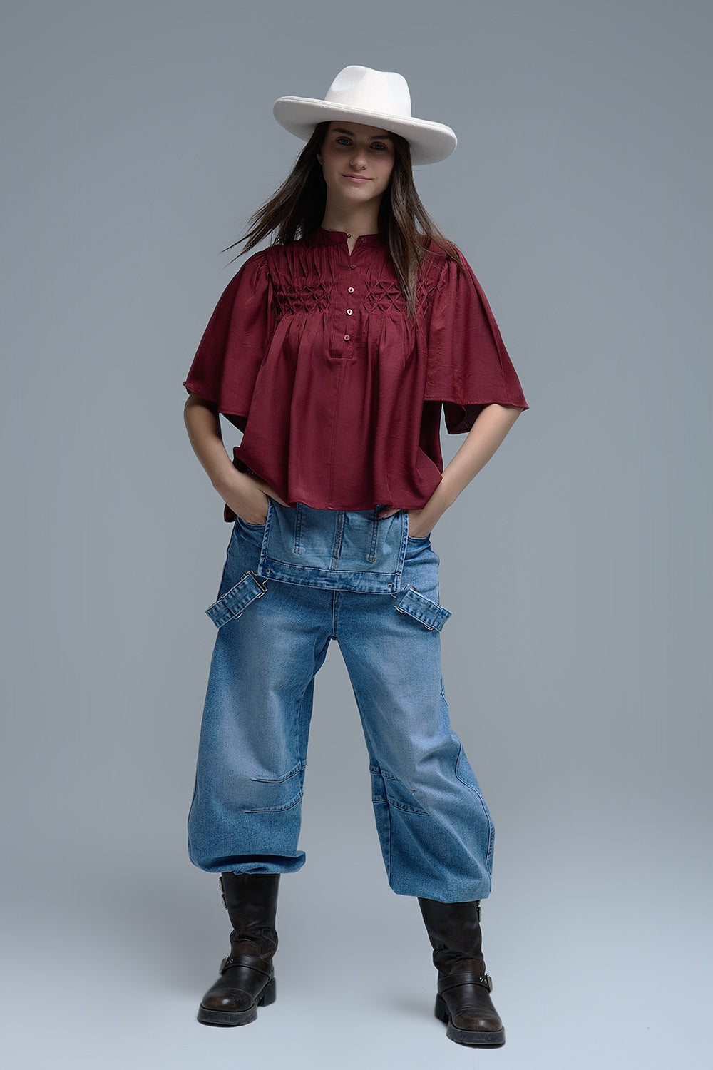 Blusa descontraída de estilo boémio cor de vinho com pormenores bordados