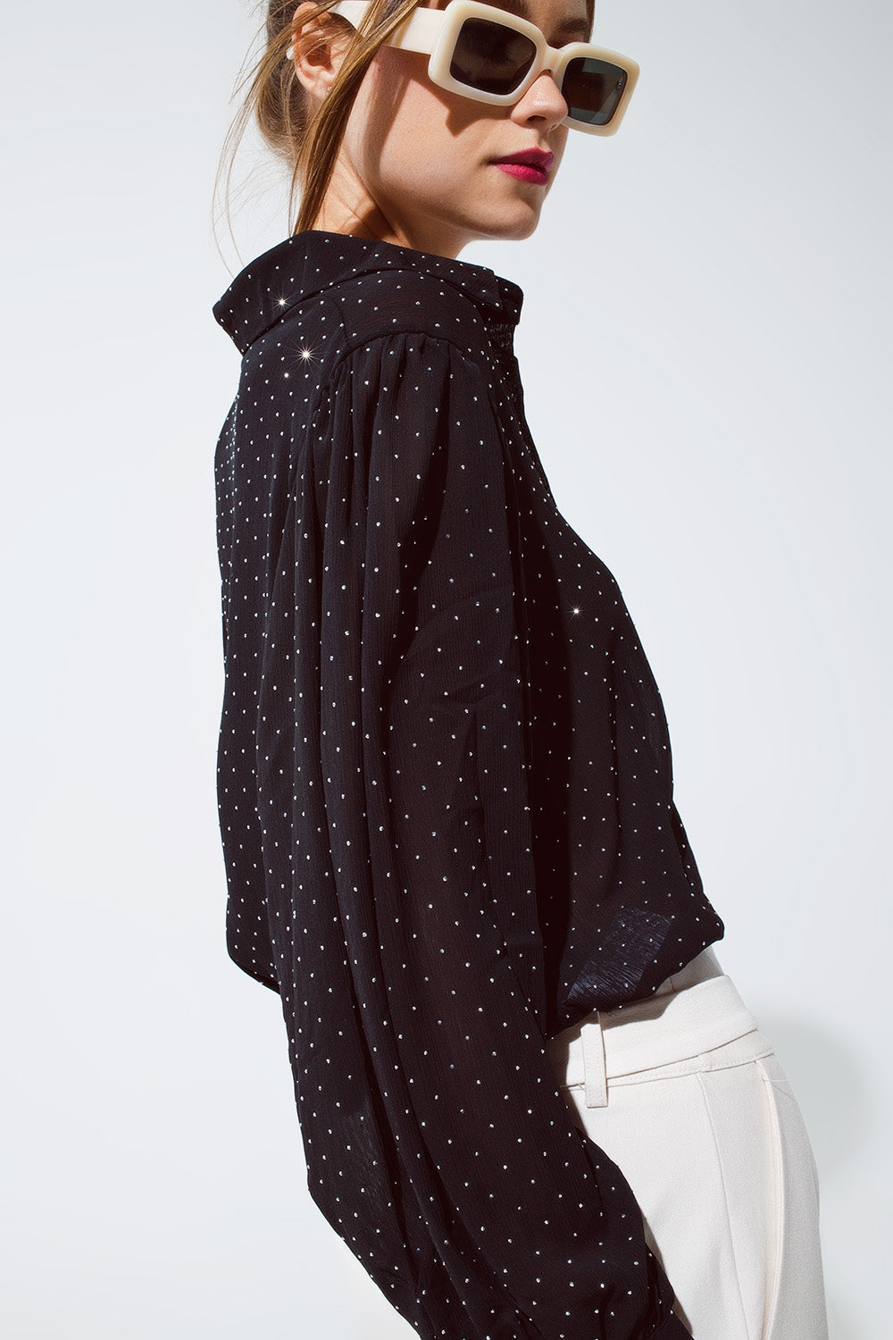 Q2 Blusa em preto com detalhes de strass