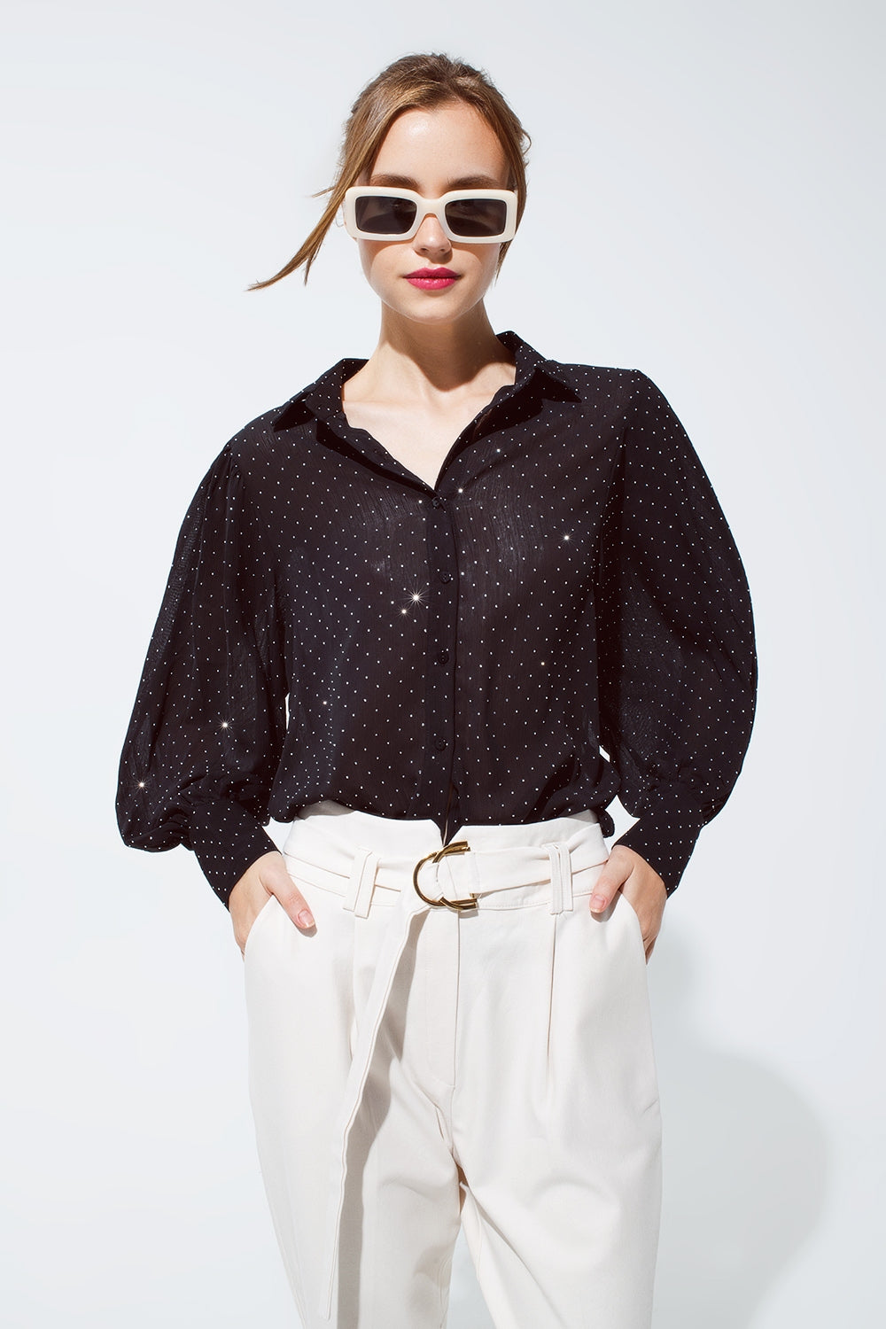 Blusa em preto com detalhes de strass
