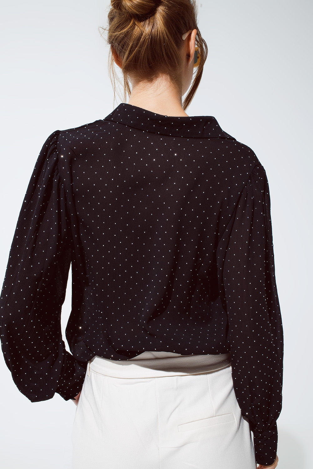 Blusa em preto com detalhes de strass