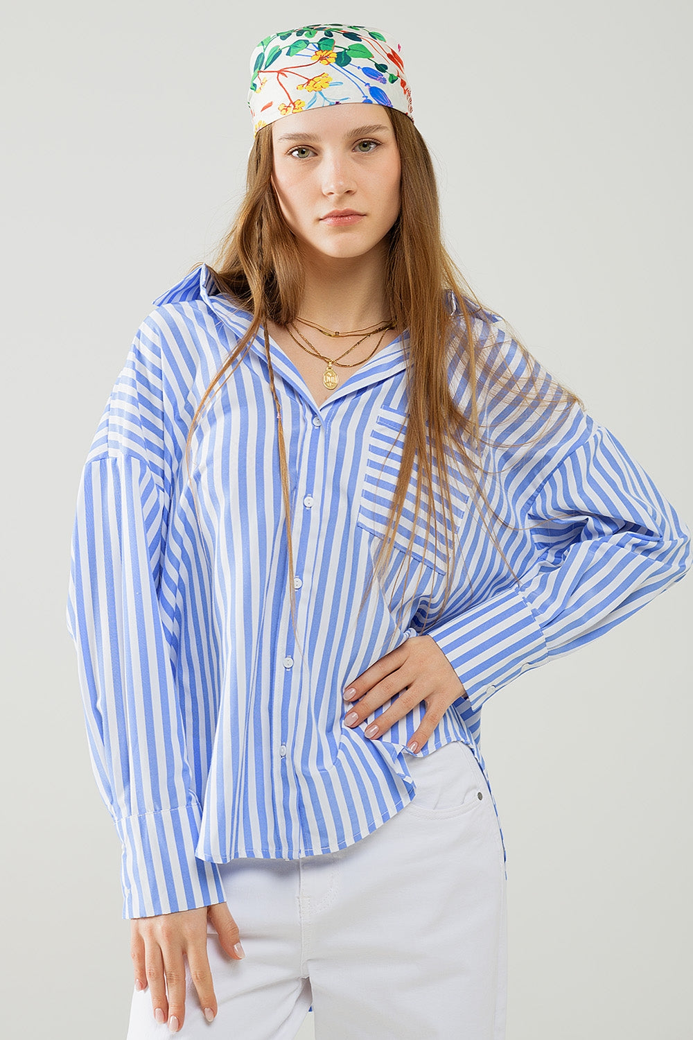 Q2 Blusa listrada azul claro relaxada