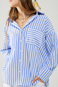 Blusa listrada azul claro relaxada